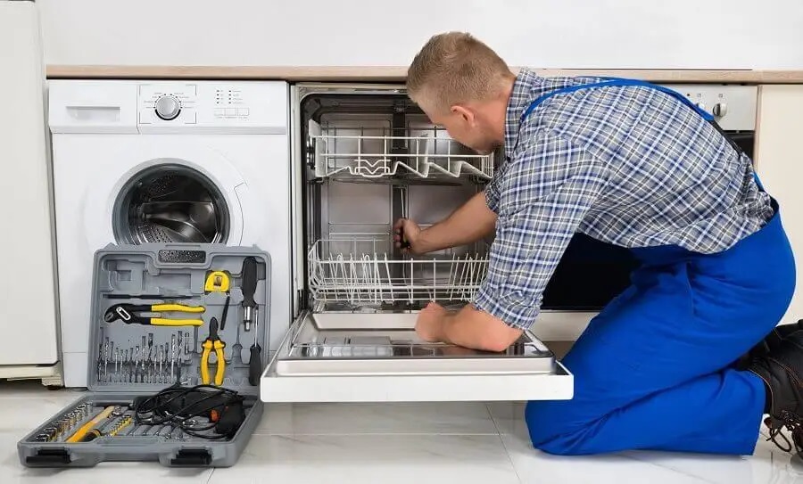 Polatlı Hoover servisi teknisyen ekibi beyaz eşya tamiri yaparken